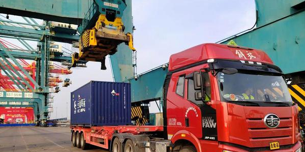 黃驊港首批危險貨物集裝箱順利發(fā)運